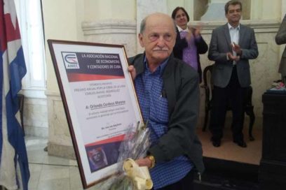 Premian la obra de la vida de eminentes economistas cubanos