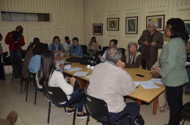 La presidenta de la UNAICC, Mercedes Elesther, (de pie) resaltó la calidad profesional de los 16 nominados al Premio Vida y Obra de ingeniería. Foto: Pepe Suq