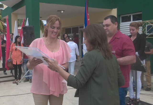 Una de las autoras de resultados científicos fue laureada por Elba Rosa Pérez Montoya, titular del Ministerio de Ciencia, Tecnología y Medio Ambiente (CITMA) Foto: José Luis Martínez Alejo