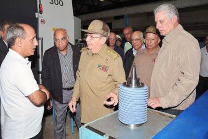 Raúl visita empresa militar industrial de Camagüey