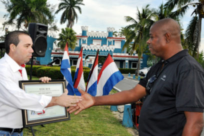 Reconocen a trabajadores que contribuyeron a resarcir daños en islas del Caribe