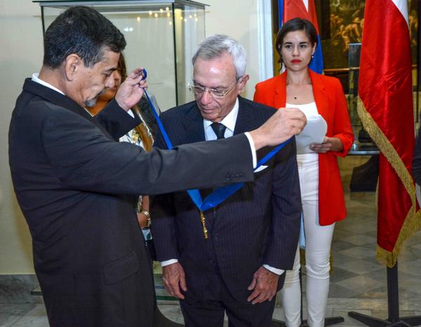 Ricardo Herrera (I), embajador de Chile en Cuba, entrega la Orden al Mérito en el Grado de Comendador, que otorga ese país, al Historiador de La Habana, Eusebio Leal. Foto: Abel Padrón Padilla