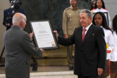 Entrega Raúl Castro título honorifico de Héroe del Trabajo de la República