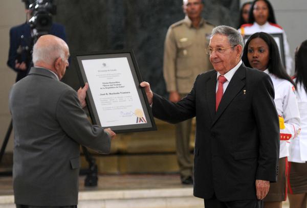 El General de Ejército Raúl Castro Ruz (D), Primer Secretario del Comité Central del Partido Comunista de Cuba y Presidente de los Consejos de Estado y de Ministros, entrega el Título Honorífico de Héroe del Trabajo de la República de Cuba, a José Ramón Machado Ventura, Segundo Secretario del Comité Central del Partido y vicepresidente de los Consejos de Estado y de Ministros, en ceremonia efectuada en el Capitolio de La Habana, el 24 de febrero de 2018. Foto: Omara García Mederos.