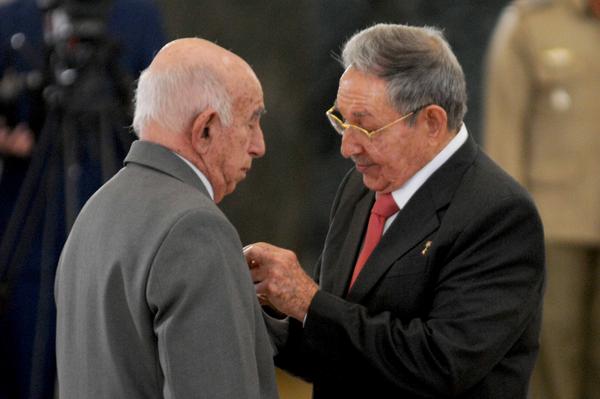 El General de Ejército Raúl Castro Ruz (D), Primer Secretario del Comité Central del Partido Comunista de Cuba y Presidente de los Consejos de Estado y de Ministros, entrega el Título Honorífico de Héroe del Trabajo de la República de Cuba, a José Ramón Machado Ventura, Segundo Secretario del Comité Central del Partido y vicepresidente de los Consejos de Estado y de Ministros, en ceremonia efectuada en el Capitolio de La Habana, el 24 de febrero de 2018. Foto: Omara García Mederos.
