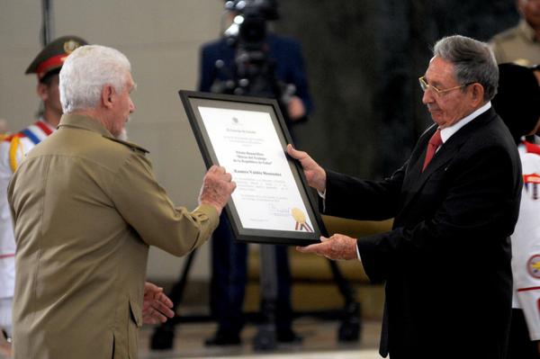 El General de Ejército Raúl Castro Ruz (D), Primer Secretario del Comité Central del Partido Comunista de Cuba y Presidente de los Consejos de Estado y de Ministros, entrega el título honorífico de Héroe del Trabajo de la República de Cuba, al Comandante de la Revolución Ramiro Valdés Menéndez, miembro del Buró Político del Partido Comunista de Cuba (PCC) y vicepresidente de los Consejos de Estado y de Ministros, en ceremonia efectuada en el Capitolio de La Habana, el 24 de febrero de 2018. Foto: Omara García Mederos