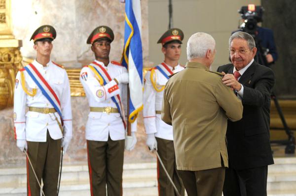 El General de Ejército Raúl Castro Ruz (D), Primer Secretario del Comité Central del Partido Comunista de Cuba y Presidente de los Consejos de Estado y de Ministros, entrega el título honorífico de Héroe del Trabajo de la República de Cuba, al Comandante de la Revolución Ramiro Valdés Menéndez, miembro del Buró Político del Partido Comunista de Cuba (PCC) y vicepresidente de los Consejos de Estado y de Ministros, en ceremonia efectuada en el Capitolio de La Habana, el 24 de febrero de 2018. Foto: Omara García Mederos
