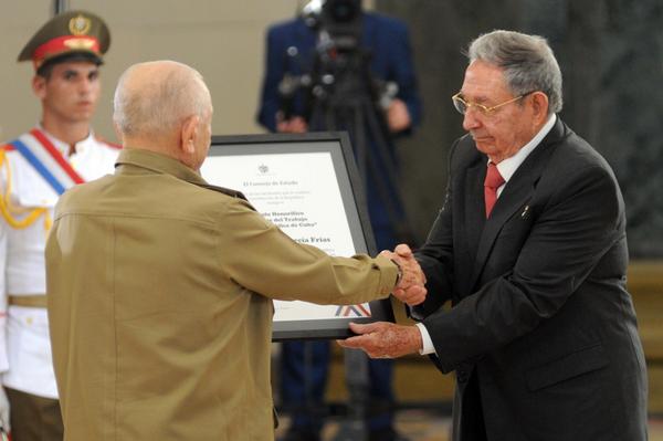 El General de Ejército Raúl Castro Ruz (D), Primer Secretario del Comité Central del Partido Comunista de Cuba y Presidente de los Consejos de Estado y de Ministros, entrega el título honorífico de Héroe del Trabajo de la República de Cuba, al Comandante de la Revolución y Héroe de la República de Cuba, Guillermo García Frías, en ceremonia efectuada en el Capitolio de La Habana, el 24 de febrero de 2018. Foto: Omara García Mederos