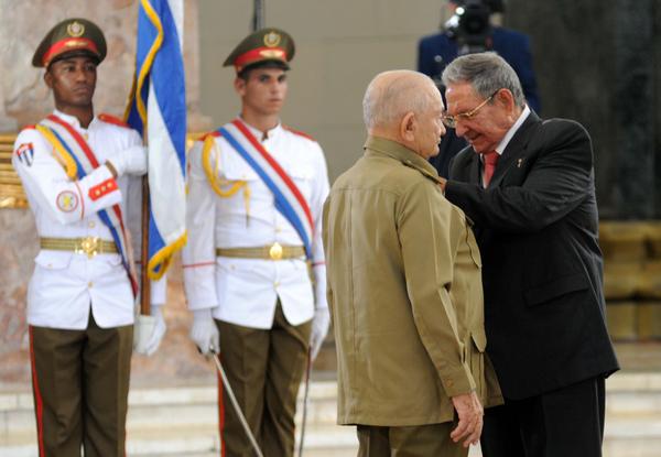 El General de Ejército Raúl Castro Ruz (D), Primer Secretario del Comité Central del Partido Comunista de Cuba y Presidente de los Consejos de Estado y de Ministros, entrega el título honorífico de Héroe del Trabajo de la República de Cuba, al Comandante de la Revolución y Héroe de la República de Cuba, Guillermo García Frías, en ceremonia efectuada en el Capitolio de La Habana, el 24 de febrero de 2018. Foto: Omara García Mederos