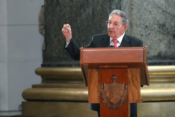 El General de Ejército Raúl Castro Ruz, Primer Secretario del Comité Central del Partido Comunista de Cuba y Presidente de los Consejos de Estado y de Ministros, interviene durante la ceremonia de entrega del título honorífico de Héroe del Trabajo de la República de Cuba, a los históricos dirigentes de la Revolución, José Ramón Machado Ventura, Ramiro Valdés Menéndez y Guillermo García Frías, en ceremonia efectuada en el Capitolio de La Habana, el 24 de febrero de 2018. Foto: Omara García Mederos