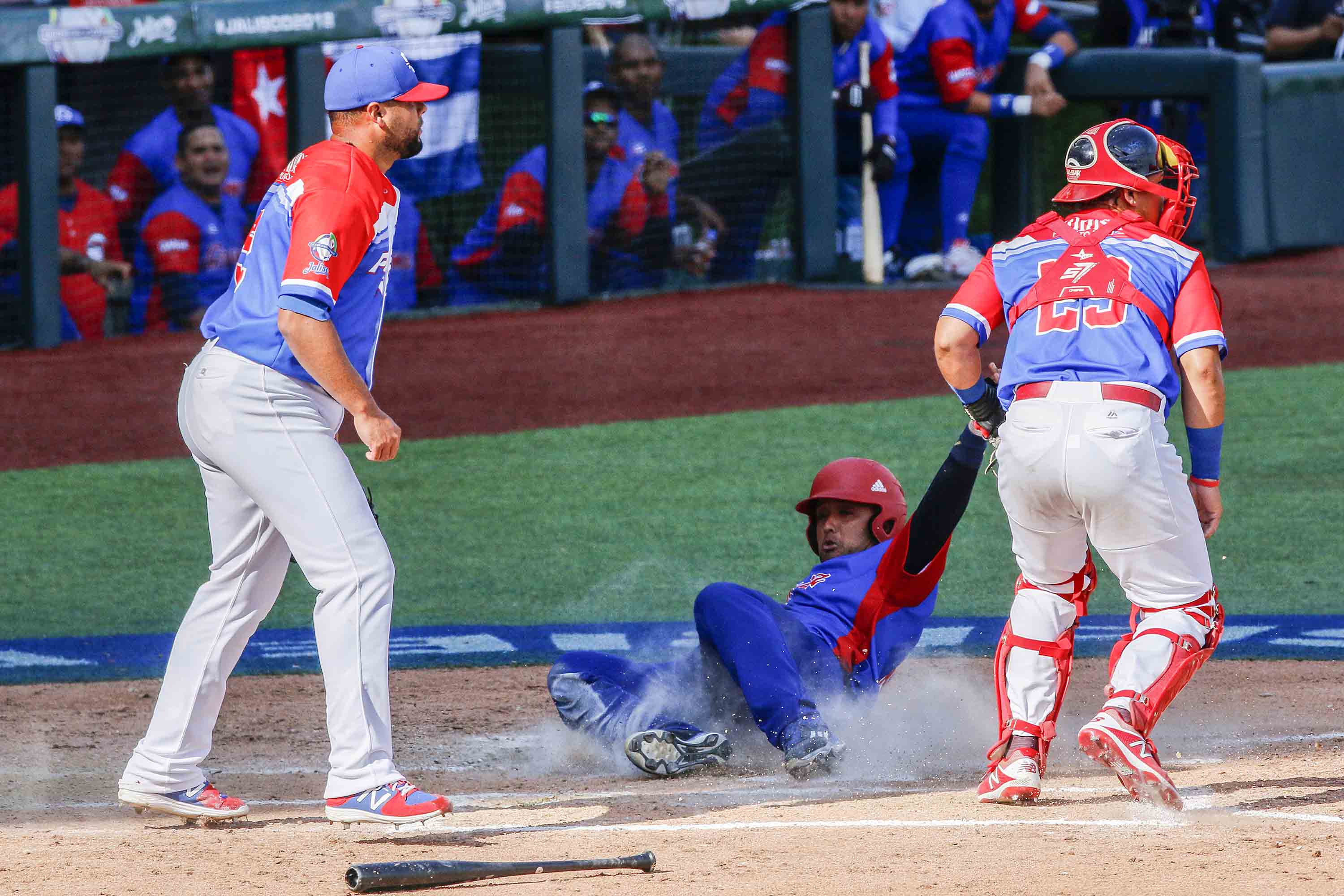 Frank Camilo Morejón anota carrera durante el juego entre Alazanes de Granma, de Cuba, y Criollos de Caguas, de Puerto Rico, en la 60 Serie del Caribe de béisbol, en el Estadio Panamericano de Jalisco, Guadalajara, México, el 6 febrero de 2018. Foto: Roberto