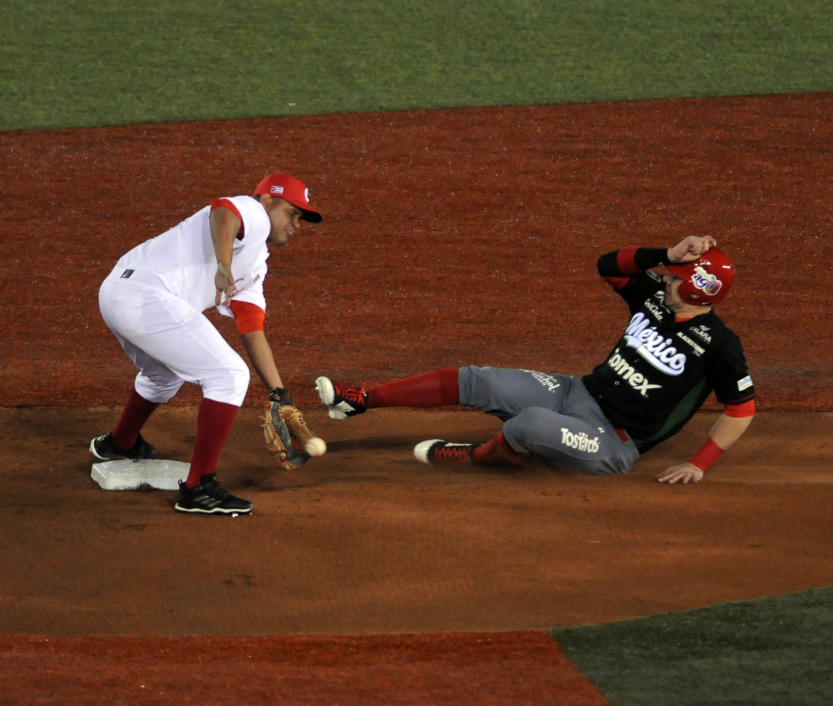 Segundo partido entre Alazanes de Granma y Tomateros de Culiacán. Foto: Vladimir Molina