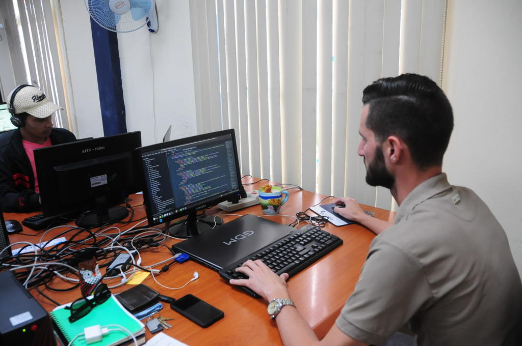 Con el talento y entrega, los trabajadores de la empresa de Aplicaciones Informáticas (Desoft) asumen los desafíos de la informatización.