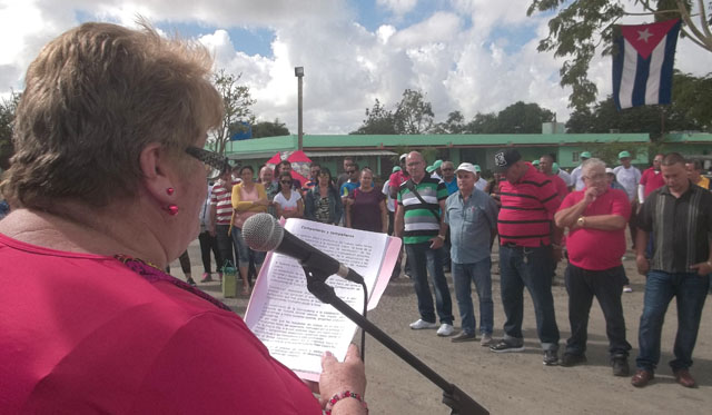 La dirigente sindical Maritza Izquierdo convocó a los presentes a interiorizar en cada puesto de trabajo sobre el contenido de la convocatoria al XXI Congreso de la Central de Trabajadores de Cuba. Foto: José Luis Martínez Alejo