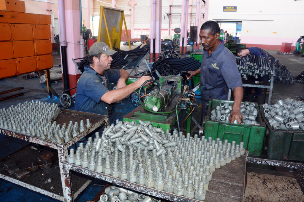 La empresa oleohidráulica José Gregorio Martínez ya sobresale por la producción y la eficiencia, no obstante su colectivo se ha propuesto lograr este año mejores resultados. | foto: Modesto Gutiérrez, ACN