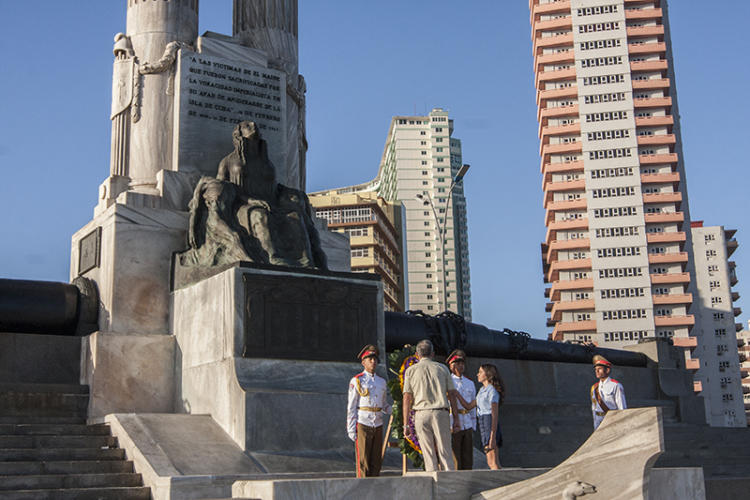 En el Monumento a las víctimas del Maine, se dieron cita a primera hora de la mañana estudiantes y trabajadores para recordar esta fecha, que cambió la historia Patria. Foto: René Pérez Massola