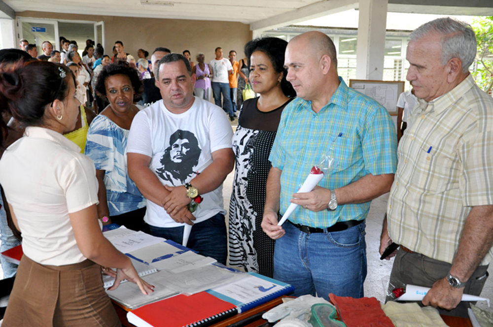 Candidatos a diputados y delegados intercambiaron con profesores y estudiantes del instituto politécnico José Gregorio Martínez, en el municipio de Cienfuegos. Foto: Efraín Cedeño
