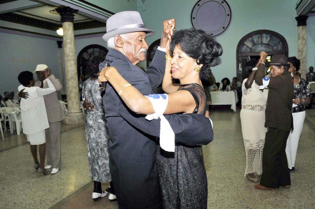 La pareja ganadora del certamen anterior, Nancy Reyes y Lázaro Juan Mesa Hernández. | foto: José Raúl Rodríguez Robleda