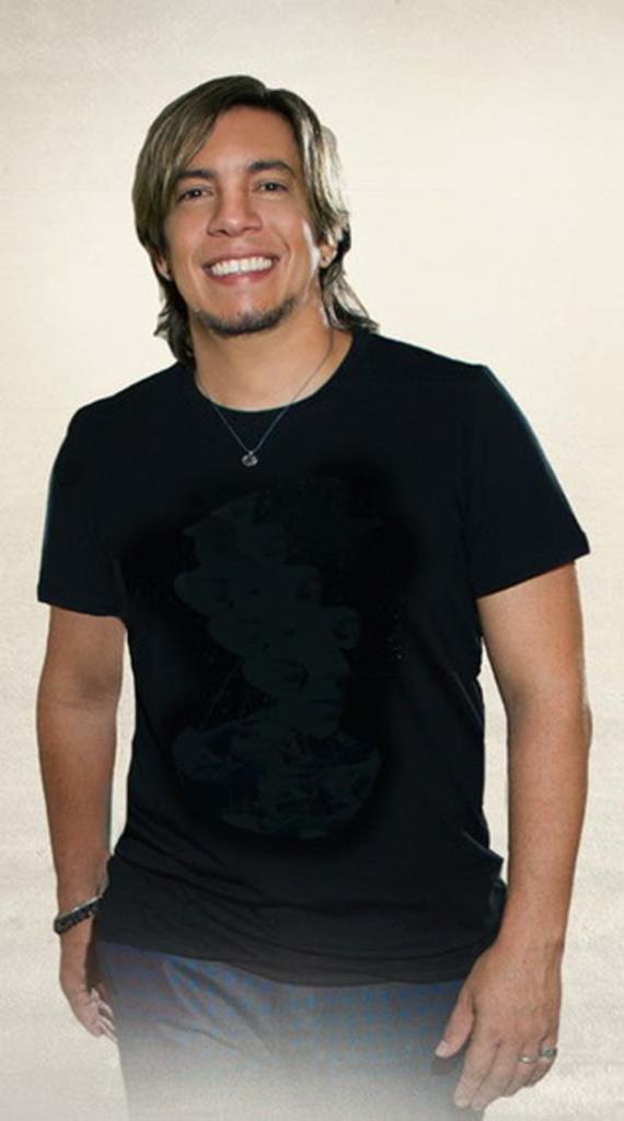 Ente las composiciones de Juan José se destacan, además, A que se te quita, La clave y Mi canto, interpretadas por Ismael Miranda; Con el tiempo y un ganchito, en la voz de Elvis Crespo; En las nubes, grabada por Andy Montañez; La oveja negra y Un año que se va, cantadas por Gilberto Santa Rosa, y De carne y hueso y Ella menea, del grupo NG2; en tanto muchas de las piezas contenidas en sus discos han alcanzado no menos popularidad. | fotos: Cortesía del entrevistado