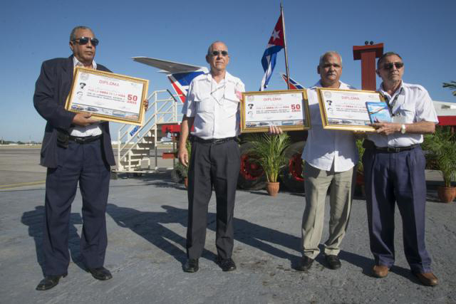 Los tres cincuentenarios que recibieron el Diploma Por la Obra de la Vida. | fotos: Gisela Rodríguez