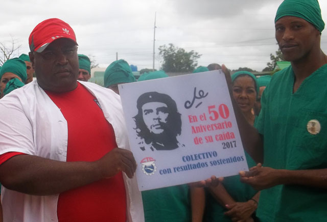 Julio César y Eduar reciben la placa conmemorativa Che nuestro en representación del colectivo Vanguardia Nacional. Foto: José Luis Martínez Alejo
