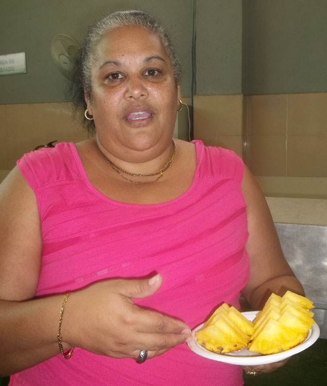 “Este colectivo de excelencia es tan eficiente y dulce como la piña MD-2 que sus trabajadores convierten en productos enlatados para la alimentación del pueblo y en las instalaciones del sector turístico”, expresó Yaremis Pradera González, miembro del Secretariado Nacional del Sindicato de Trabajadores Agropecuarios, Forestales y Tabacaleros. Foto: José Luis Martínez Alejo