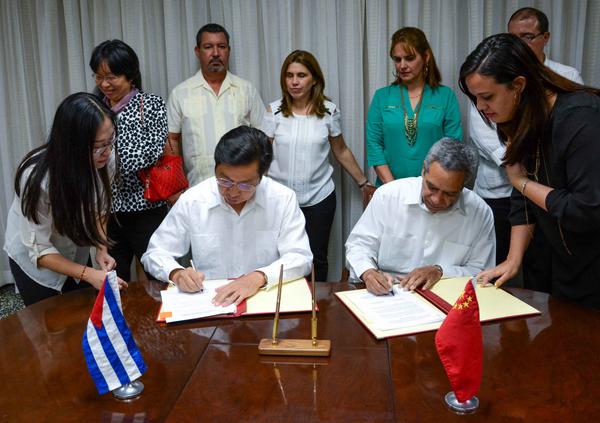 Antonio Luis Carricarte, (centro derecha), viceministro primero de Comercio Exterior y la Inversión Extranjera (Mincex), y Chen Xi (Centro izquierda), embajador de la República Popular China en Cuba, firmaron actas de entrega y recepción sobre la culminación de proyectos ejecutados con fondos de ese país asiático, en ceremonia realizada en la sede del Mincex, en La Habana. Foto: Abel Padrón Padilla.