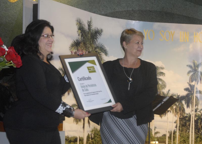 En nombre de la Asociación de Comunicadores Sociales, su presidenta Rosa María Pérez (a la izquierda), entregó un reconocimiento a la Upec recibido por Aixa Hevia. Foto: Agustín Borrego Torres
