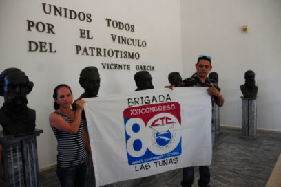 Abanderan brigada XXI Congreso de la CTC