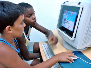 Los especialistas recomiendan a niñas y niños un máximo de dos horas al día de exposición a pantallas de televisores y computadoras. | foto: Agustín Borrego Torres