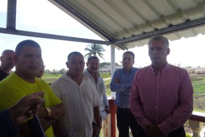 Candidatos a Diputados departen con  trabajadores agrícolas