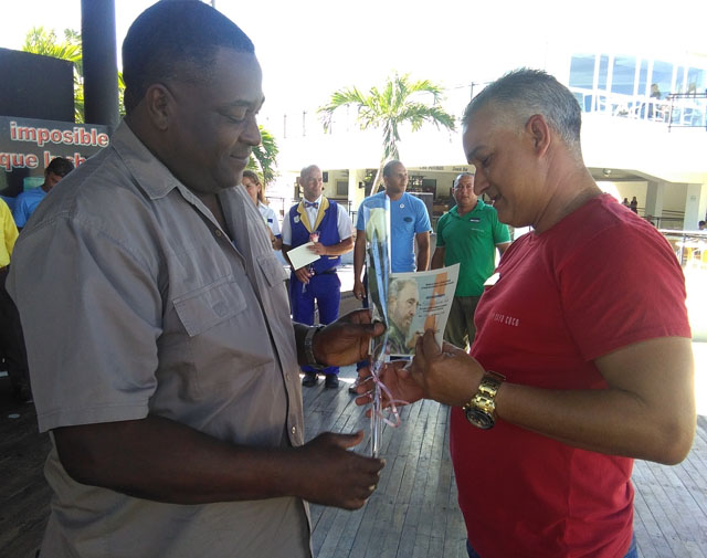 Hombres y mujeres destacados en las labores de recuperación de los hoteles afectados por el huracán Irma, fueron estimulados por Héctor Benítez Mora, secretario general del Comité Provincial de la Central de Trabajadores de Cuba en Ciego de Ávila. Foto: José Luis Martínez Alejo