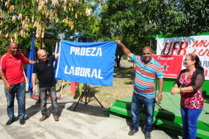 Entregan bandera Proeza Laboral a Muebles Ludema