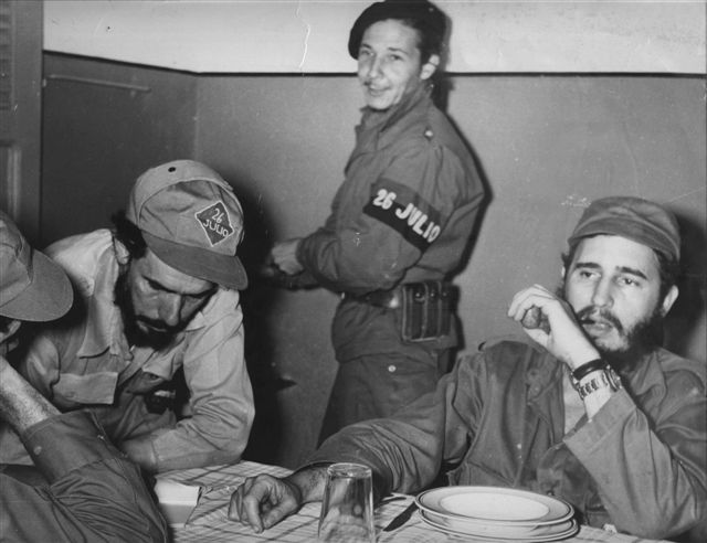 Fidel, con Raúl y René de los Santos, el 25 de diciembre de 1958, en El Cobre, territorio del Tercer Frente.