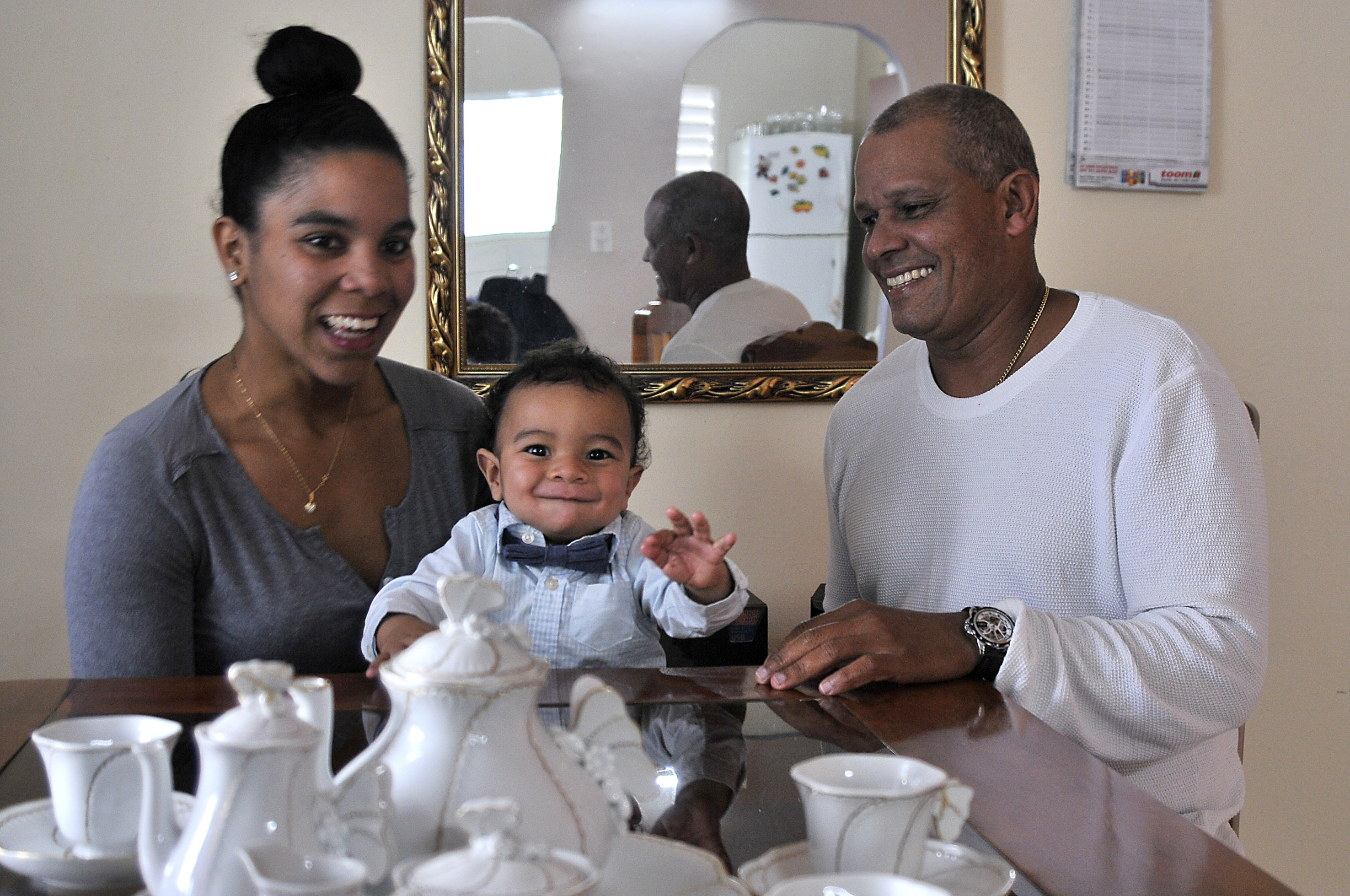 Una familia feliz. Lisandra, Thiago y Luis Mario. Foto: José Raúl Rodríguez Robleda