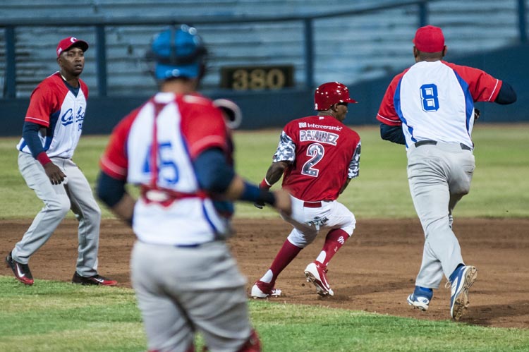 Occidentales-Diablos Rojos en el estadio LAtinoamericano. Foto: José Raúl Rodríguez Robleda.