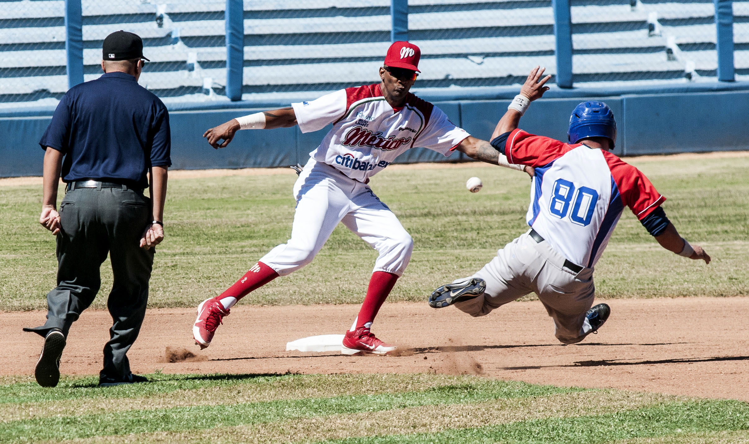 Occidentales-Diablos Rojos en el Latinoamericano este domingo. Foto: José Raúl Rodríguez Robleda.