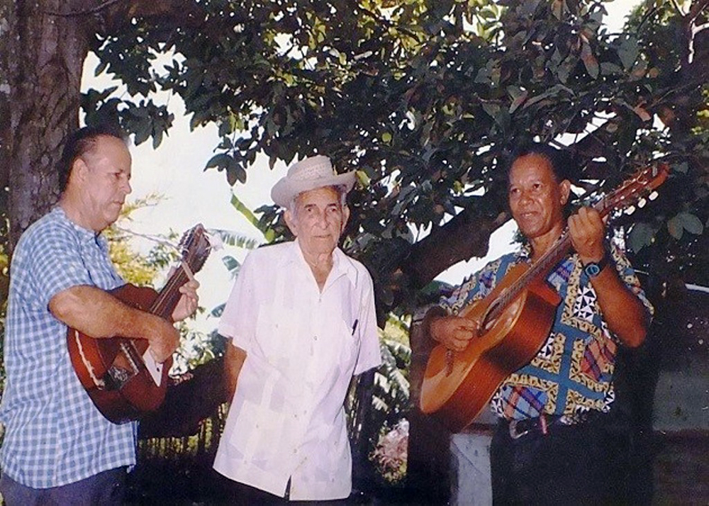 Luis Gómez, al centro, en una canturía. Foto: Sitio Web de la Uneac