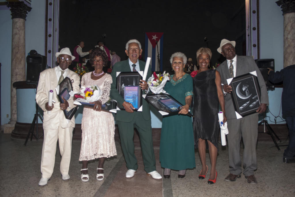 En el centro la pareja cienfueguera Adolfina Fuentes Cabodevilla y Ramón Cabrera Franco, quienes obtuvieron el primer lugar acompañados de Luisa Herrera Labarrete y Felipe Vicente Vázquez Olazábal (a la derecha) y y María Cristina Pons y Celso Manuel Arizón Gregorí (a la izquierza), que merecieron el segundo y tercer premio, respectivamente. │fotos: René Pérez Massola