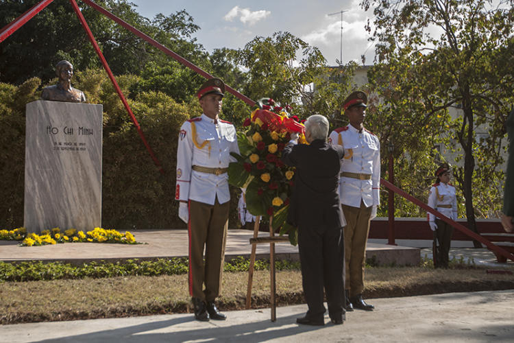 Phu Trong rinde homenaje a Ho Chi Minh