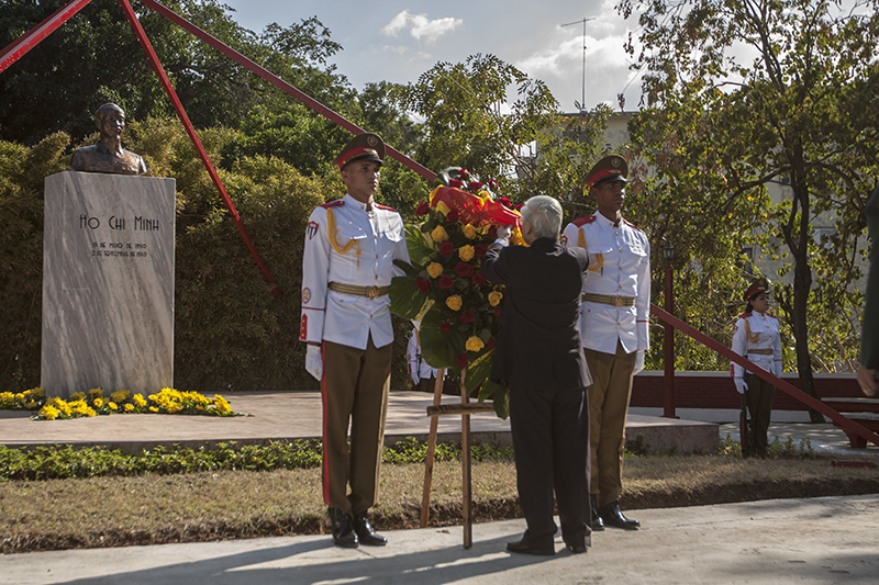 Nguyen Phu Trong rinde homenaje a Ho Chi Minh