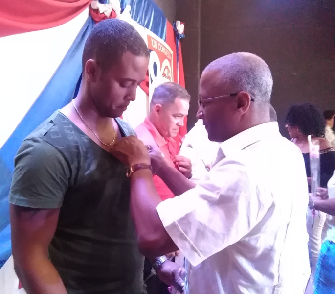 Este joven cocinero recibe de manos de Víctor Lemagne el sello de Líder de la Calidad. Foto: Noryis