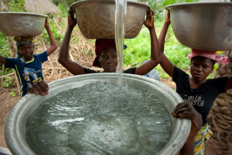 Pobladores de Benin acceden a agua limpia en la villa Woukpokpoe.