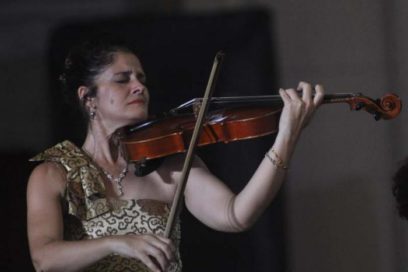 Anolan González y la viola en Cuba