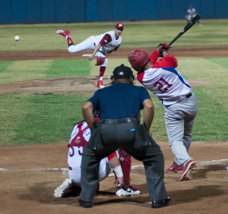 Out 27: Freddy Asiel y Orientales en martes felizonectó jonrón en el primer inning frente a los Diablos Rojos. Foto: José Raúl Rodríguez Robleda.