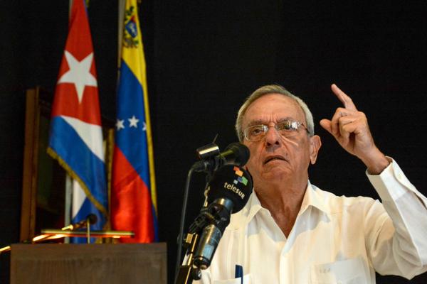 Eusebio Leal, historiador de La Habana, durante su intervención en el acto de homenaje al líder de la Revolución Bolivariana de Venezuela, Comandante, Hugo Chávez Frías, a cinco años de su partida física, realizado en el Aula Magna del Colegio Universitario San Gerónimo, en La Habana, el 5 de marzo de 2018. Foto: Abel Padrón Padilla