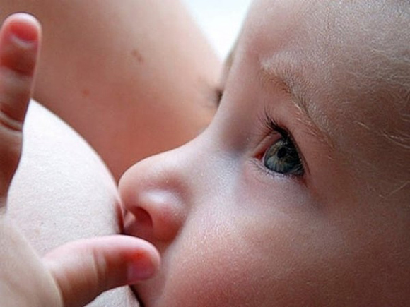 El mejor alimento para el bebé es la leche materna. Foto: Tomada de Cubadebate