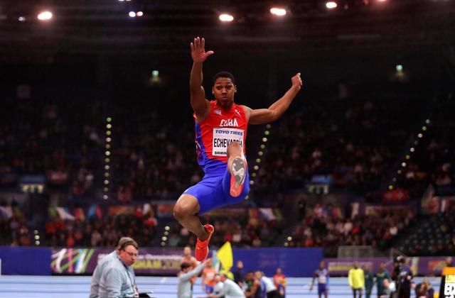 Juan Miguel Echevarría, oro mundial bajo techo en salto largo.