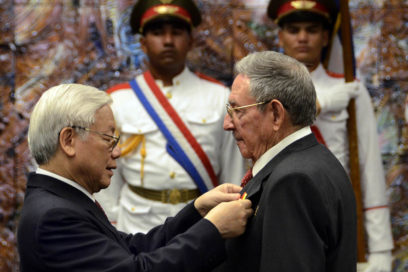 Recibe Raúl Castro la orden Estrella Dorada de Vietnam (+ fotos)