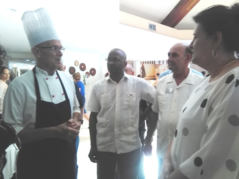 La primera secretaria del Comité Provincial de Partido, Teresa Rojas Monzón, dialoga con un trabajador del hotel Sol Palmeras. Foto: Noryis